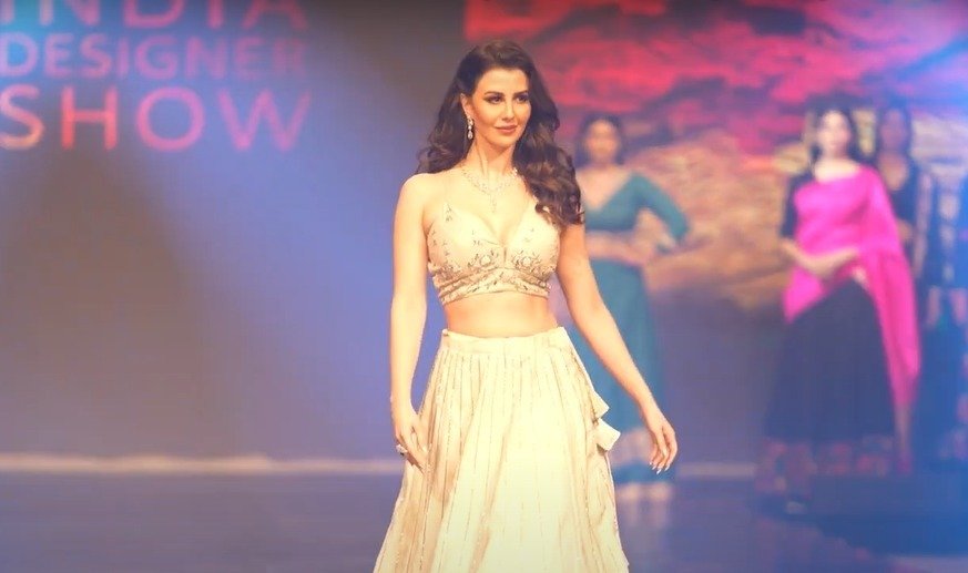 Giorgia Andriani sets the ramp sizzling with her walk at the Indian Designer Show for designer Rosy Ahluwalia