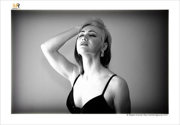 Monochrome or Colored Glamour? The Art of Capturing Elegance.